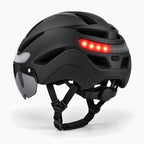 Clignotant gauche allumé à l'arrière du casque