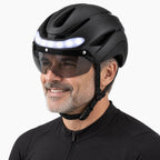 Casque vélo LED porté avec éclairage avant allumé