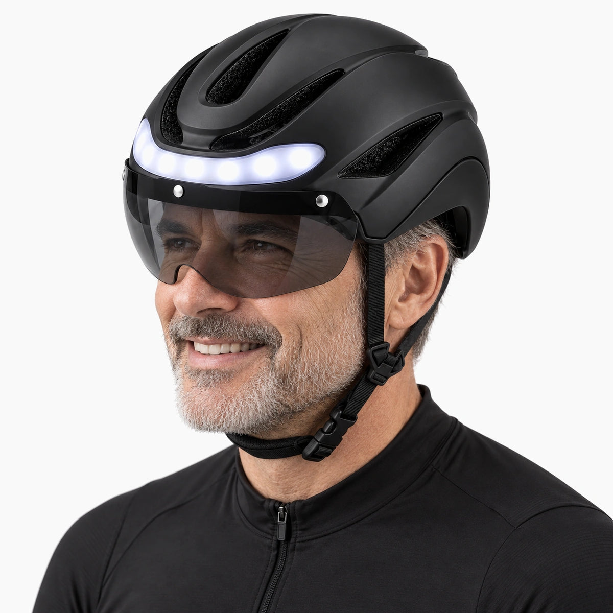 Casque vélo LED porté avec éclairage avant allumé