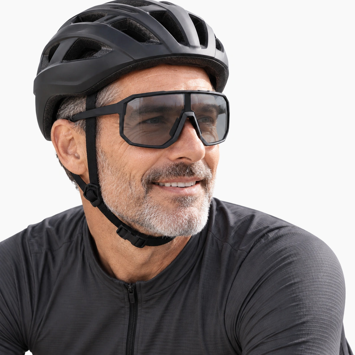 Homme portant les lunettes vélo photochromiques Ozalo, fond studio