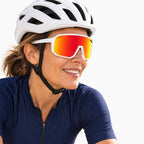 Femme portant les lunettes vélo solaires Ozalo écran miroir rouge, fond studio