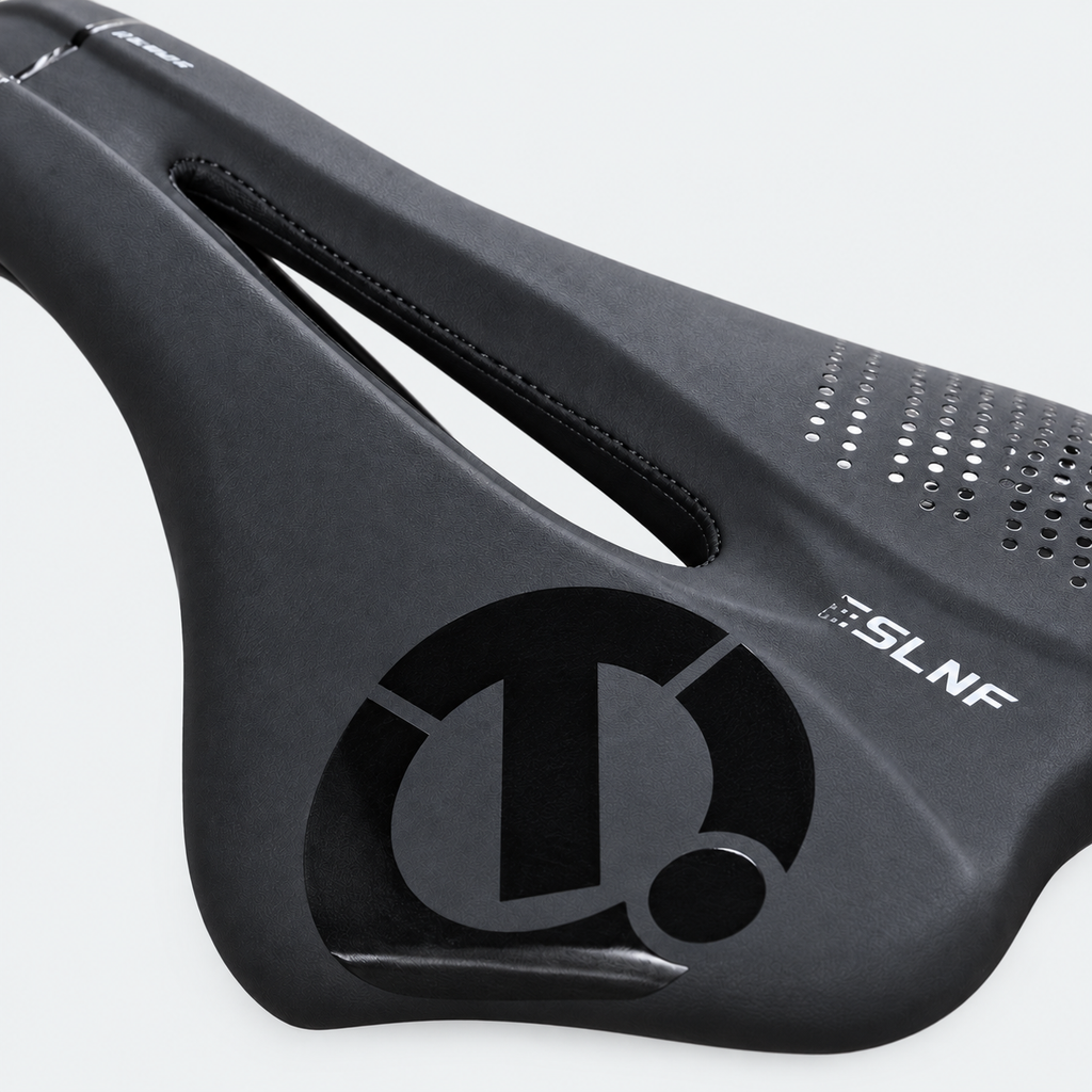Selle ESLNF — ouverture centrale — détail du revêtement sur fond gris clair