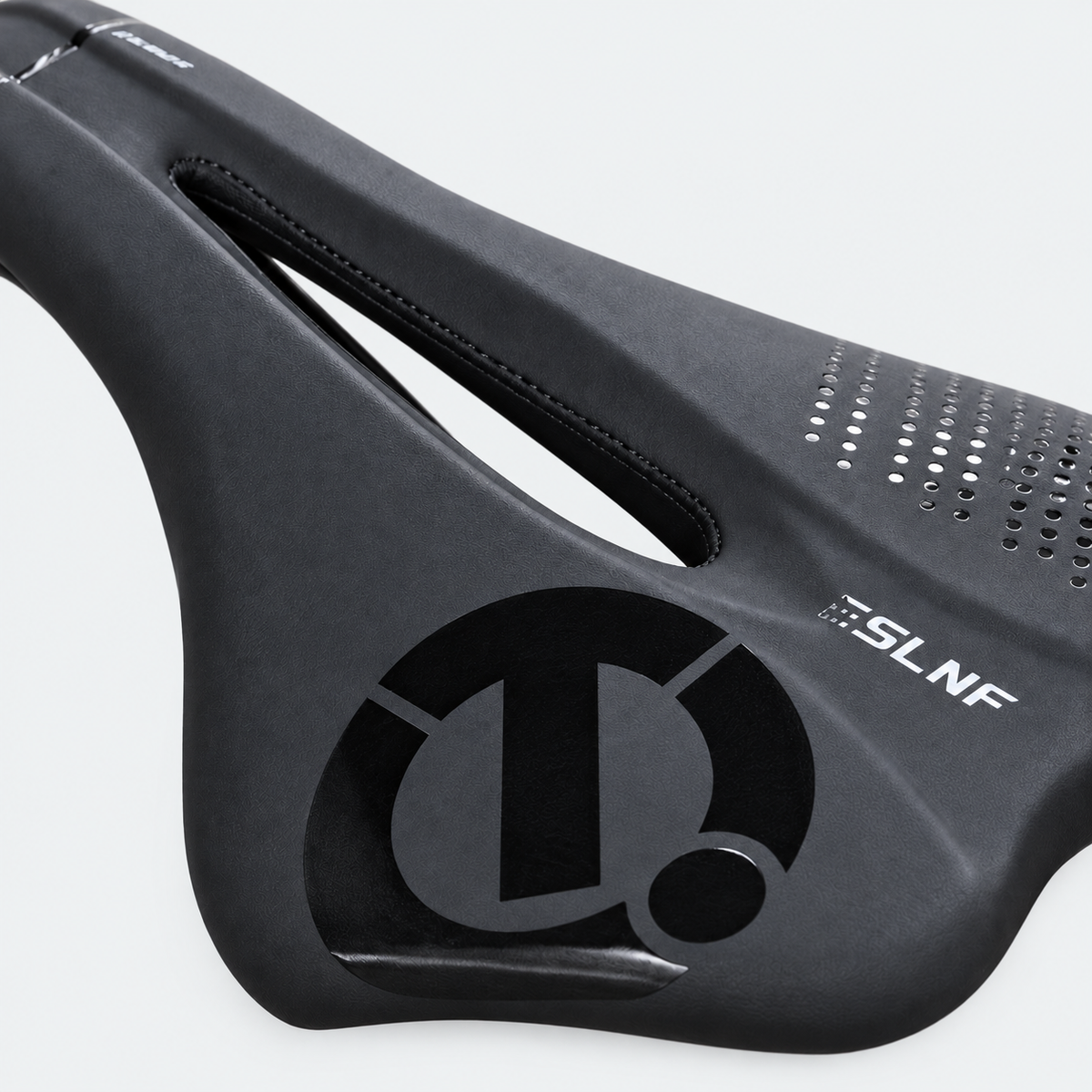 Selle ESLNF — ouverture centrale — détail du revêtement sur fond gris clair