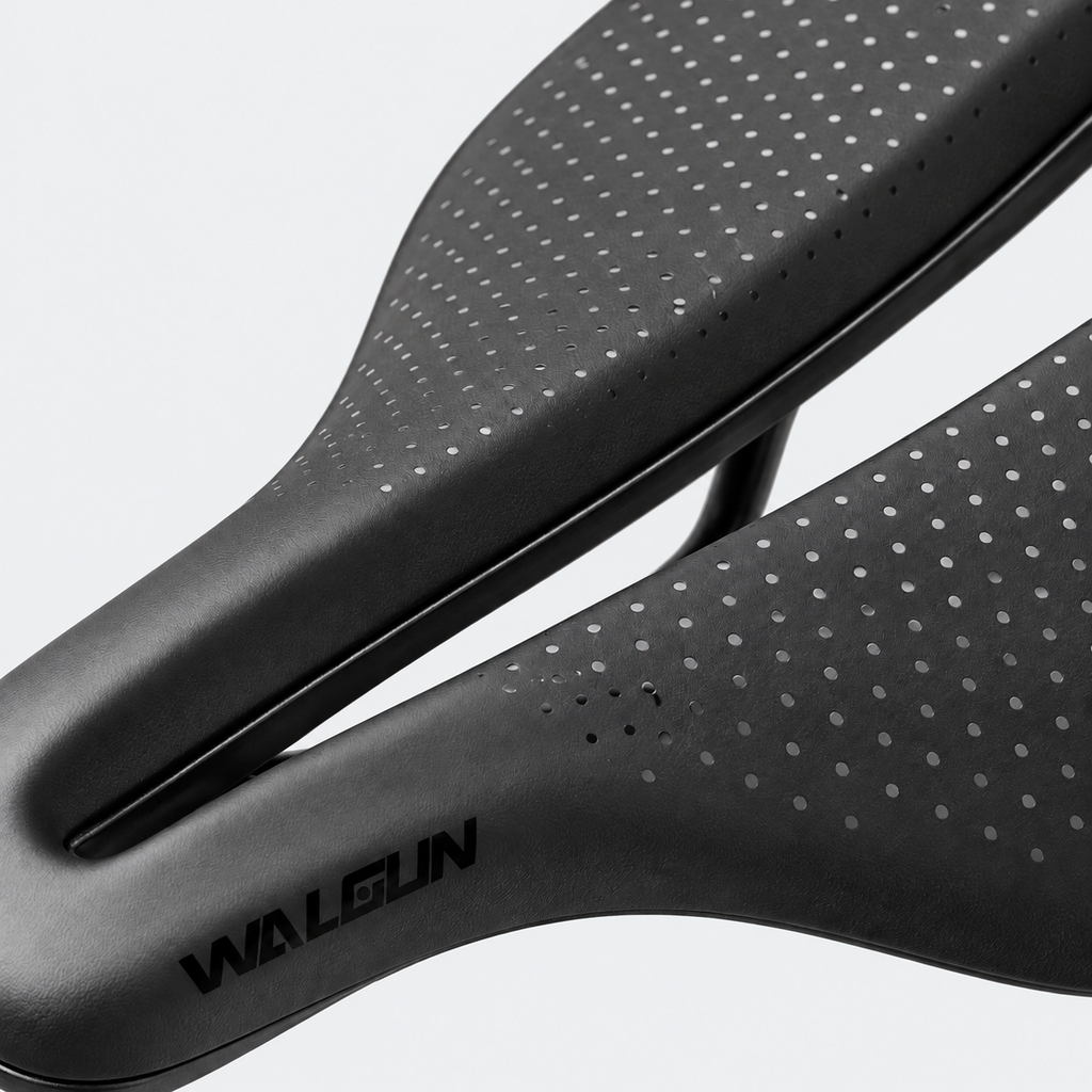 Selle WALGUN WG321 — 155 mm — détail du revêtement sur fond gris clair