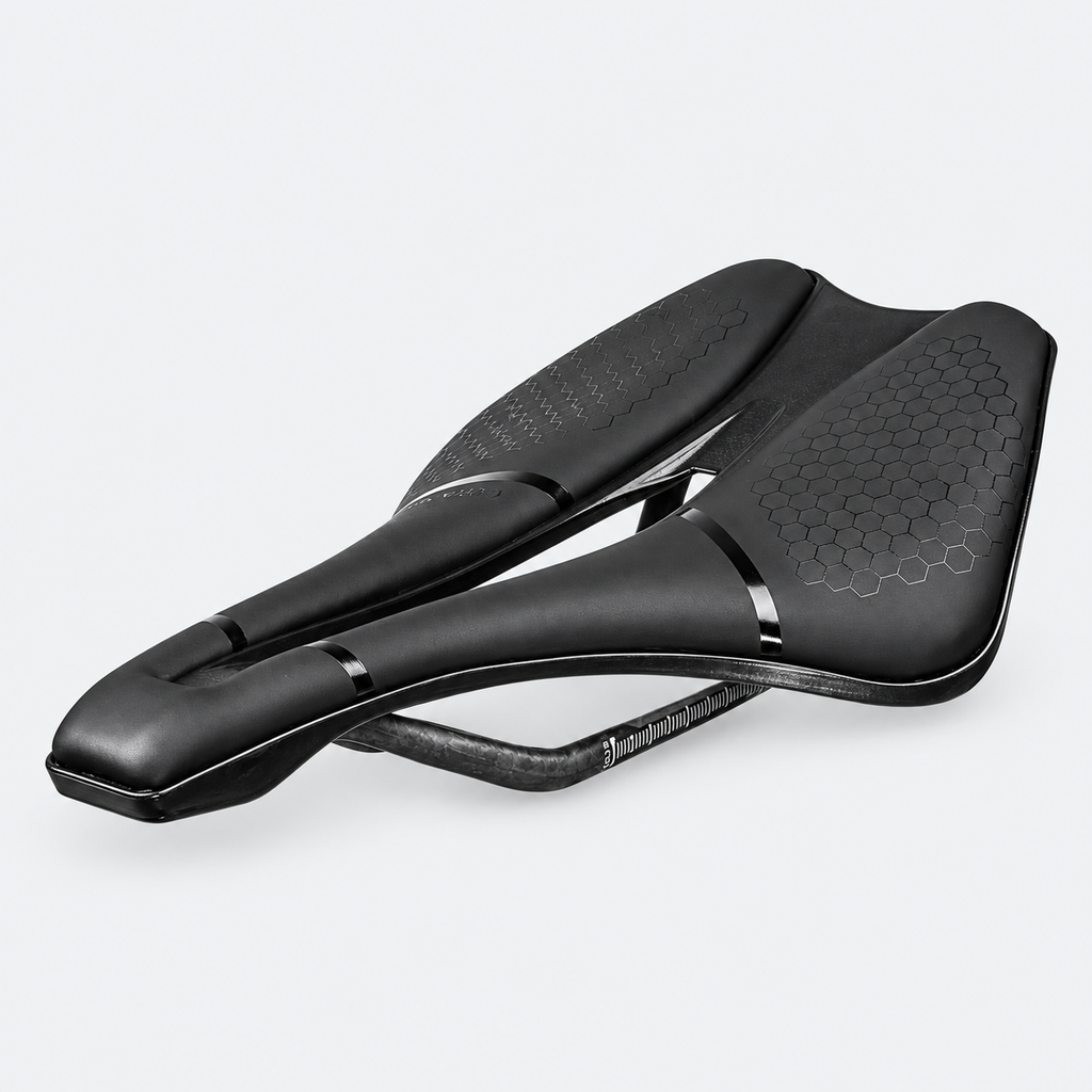 Selle ELITA ONE — nez court, rails carbone — autre angle sur fond gris clair