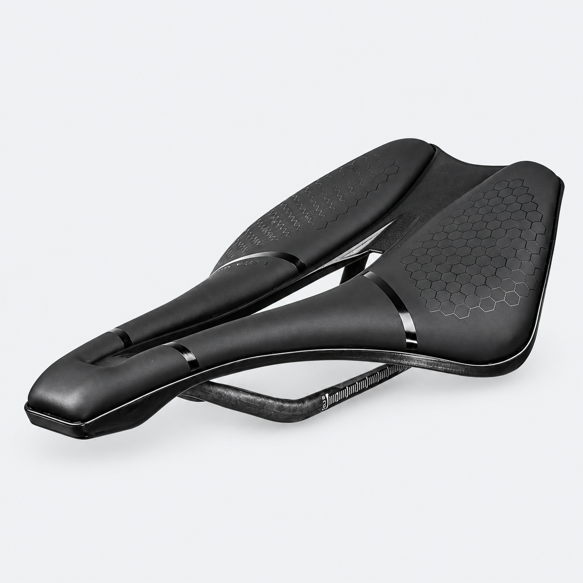Selle ELITA ONE — nez court, rails carbone — autre angle sur fond gris clair