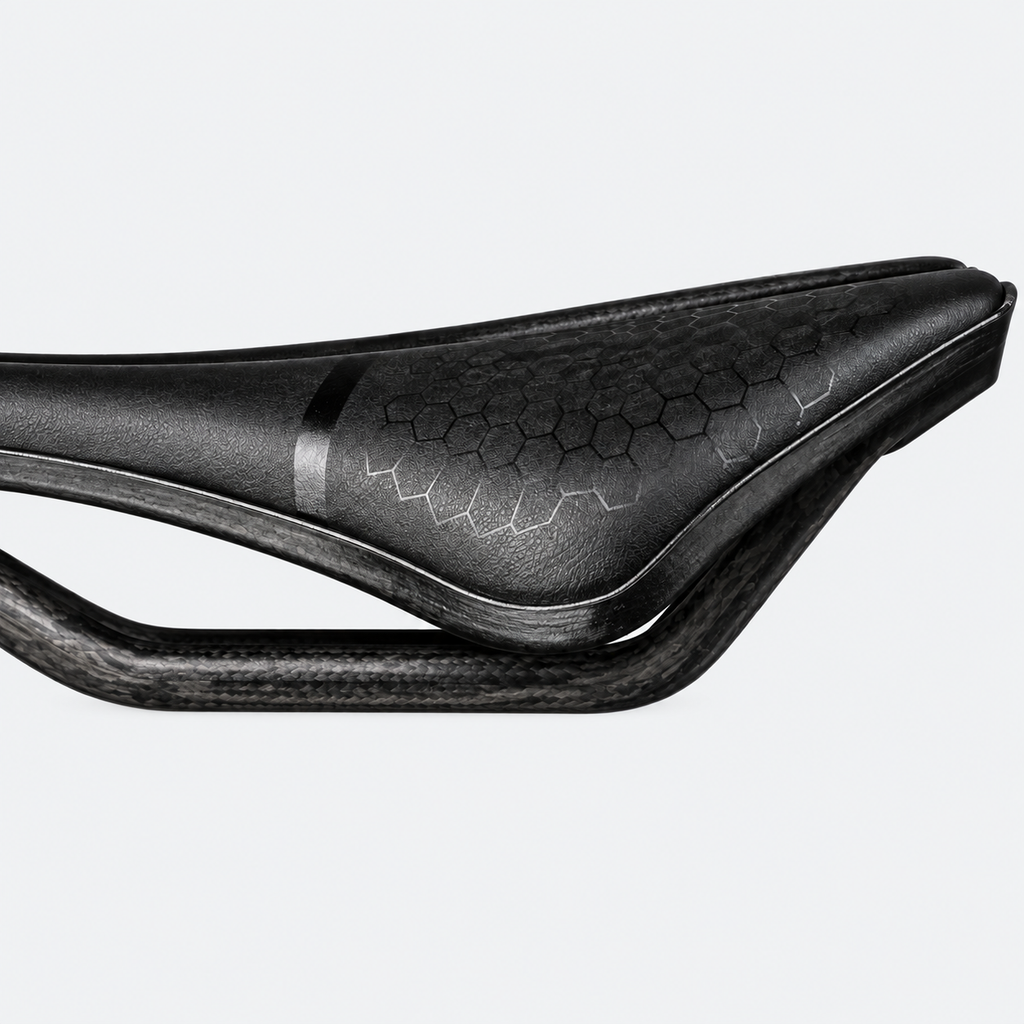 Selle ELITA ONE — nez court, rails carbone — détail du revêtement sur fond gris clair
