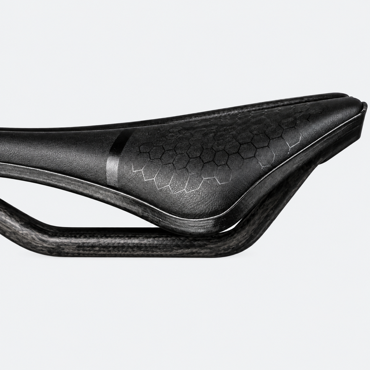 Selle ELITA ONE — nez court, rails carbone — détail du revêtement sur fond gris clair
