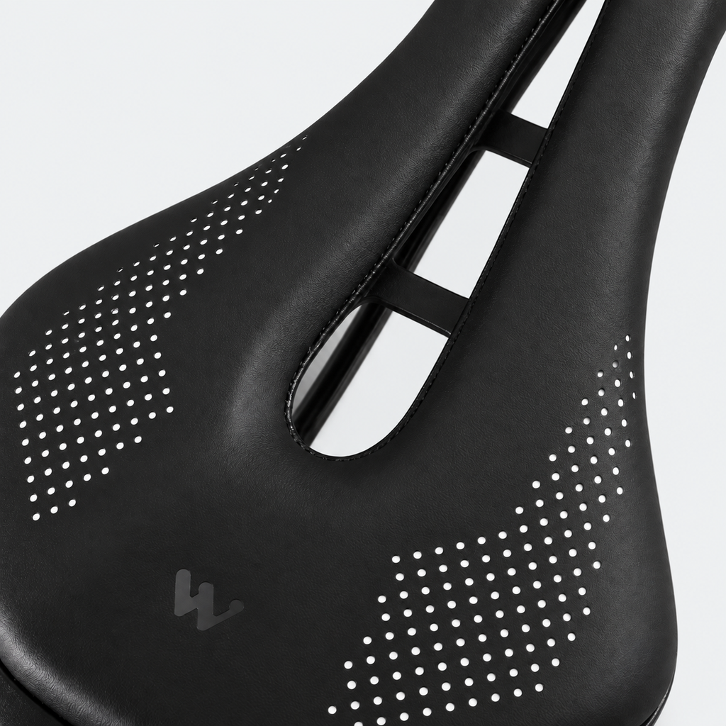 Selle WEST BIKING — nez court, 150 mm — détail du revêtement sur fond gris clair
