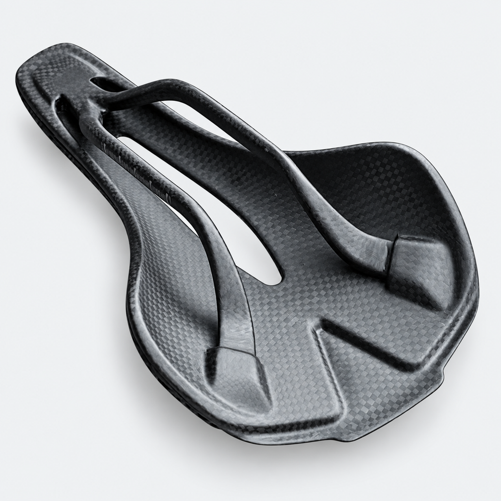 Selle GOLDIX P2024 — 3D, 140 mm — autre angle sur fond gris clair
