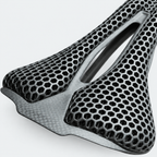 Selle GOLDIX P2024 — 3D, 140 mm — détail du revêtement sur fond gris clair