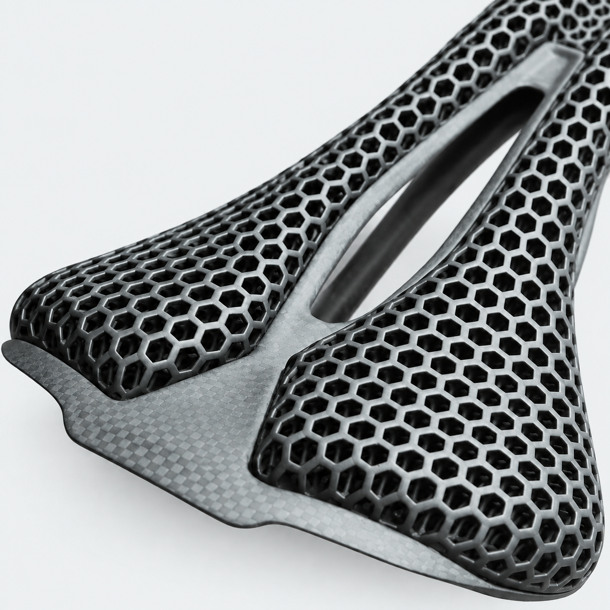 Selle GOLDIX P2024 — 3D, 140 mm — détail du revêtement sur fond gris clair