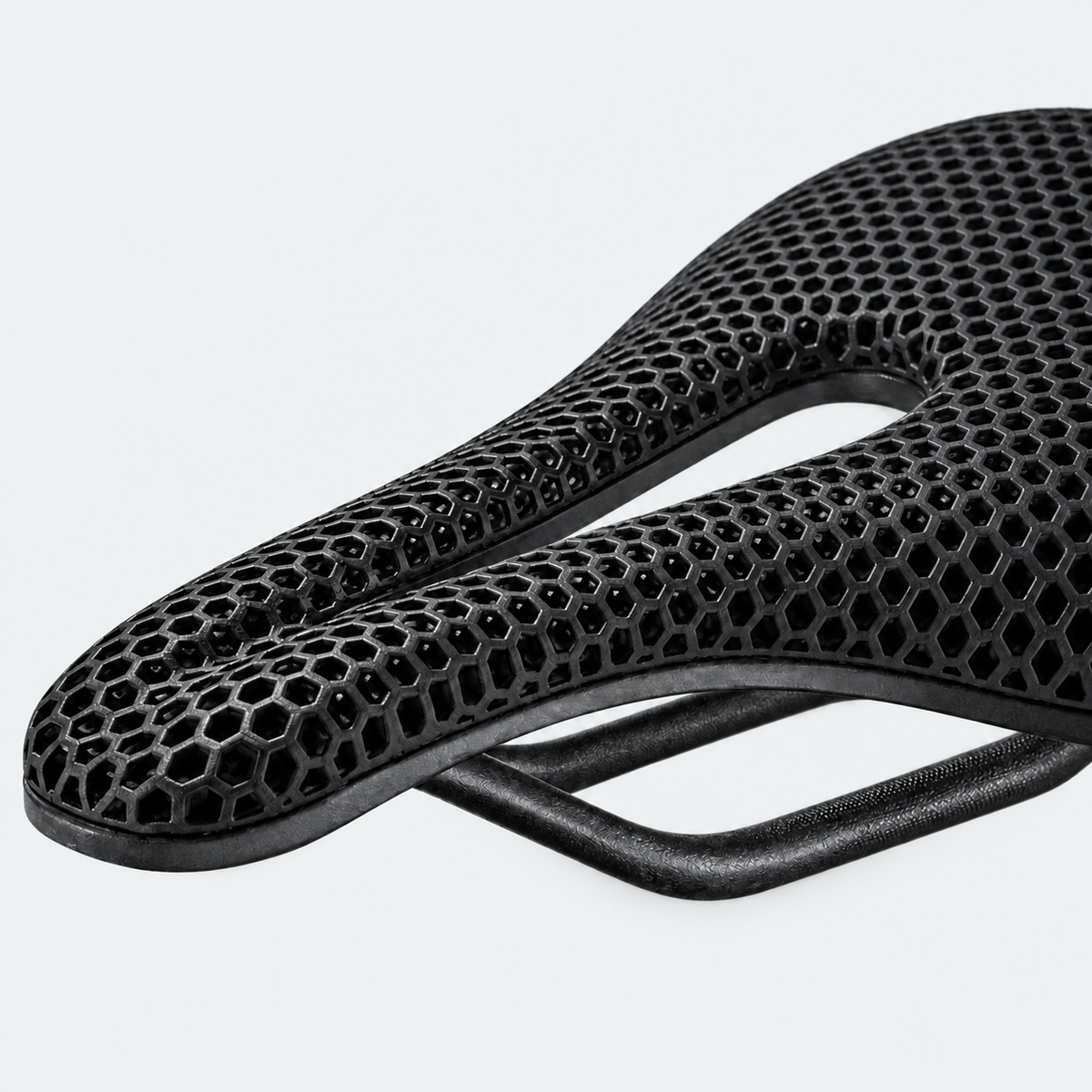 Selle RYET AIRCODE — 3D, 150 mm — détail du revêtement sur fond gris clair